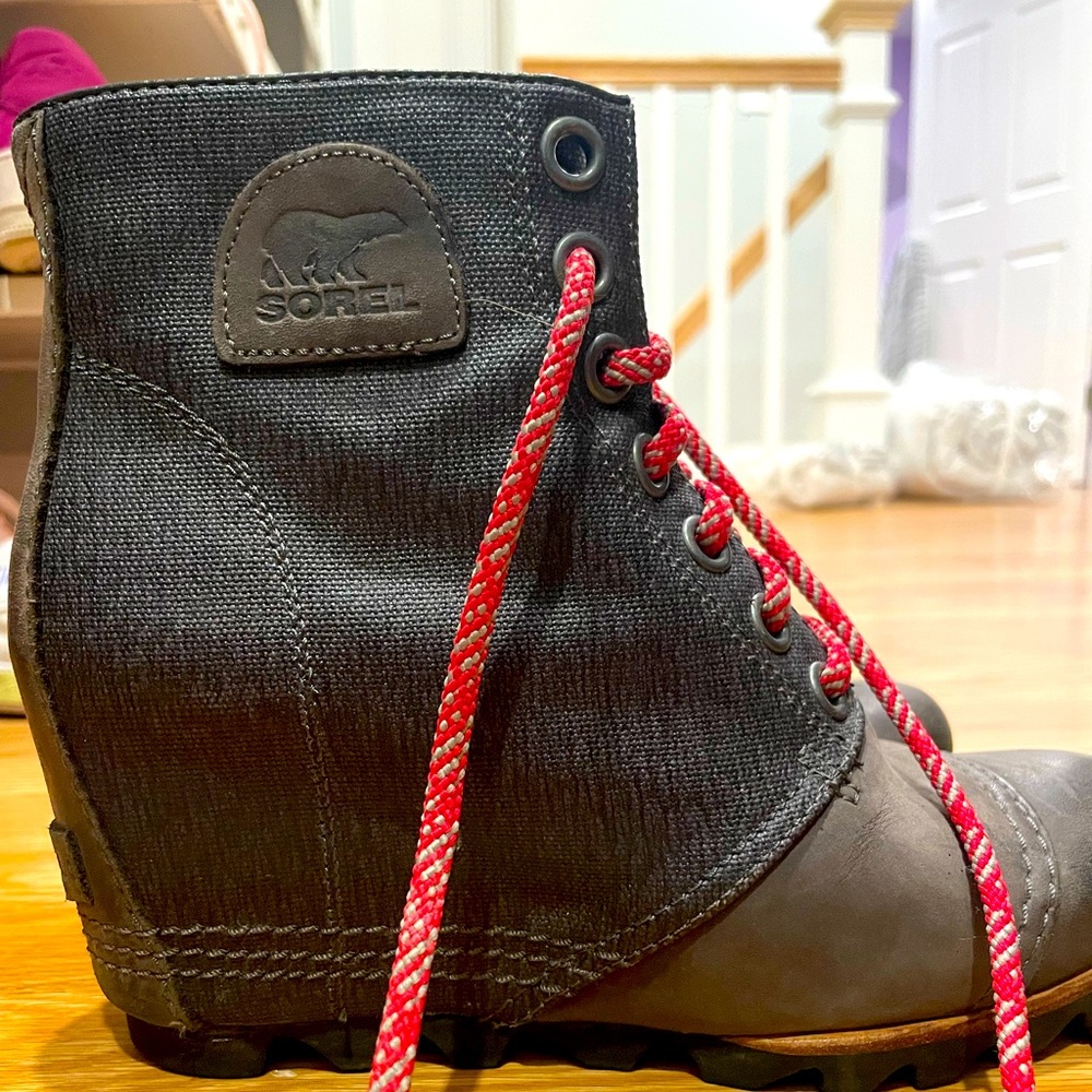 Sorel Joan of Arctic wedge bootie sz 8
